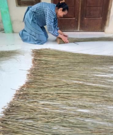 Hati yang Luka: Lidi, Lagu, dan Keteguhan Seorang Ibu